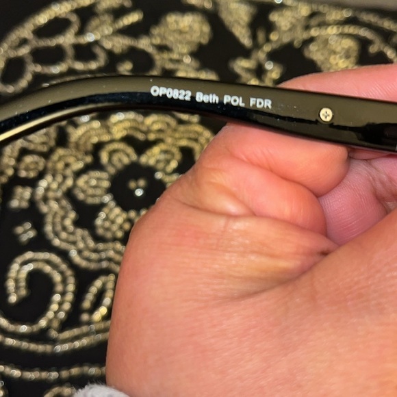 Foster Grant Women's
Polarized sunglasses Beth, Black.  Great condition. - Picture 6 of 7